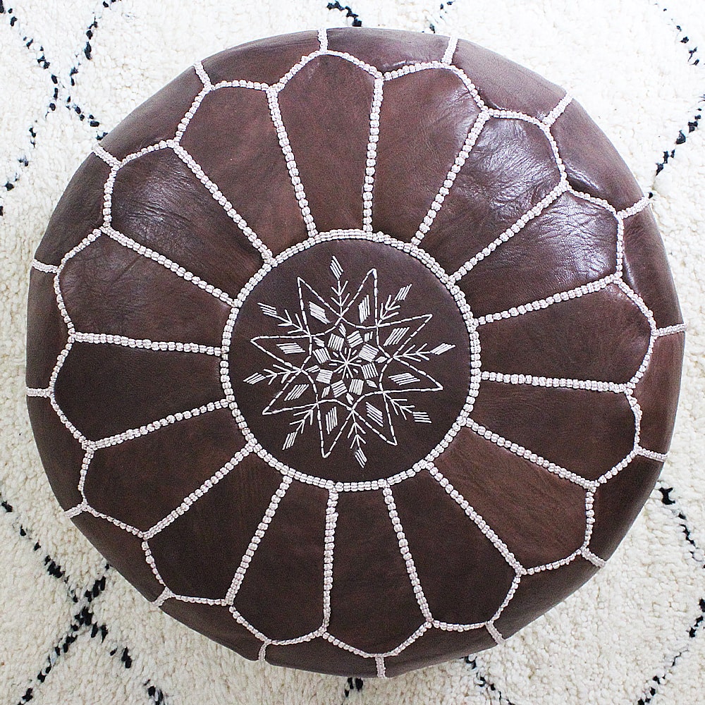 Puf Marrakech bordado marrón chocolate