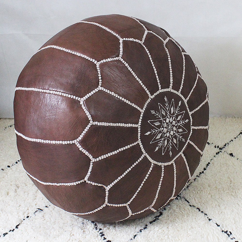 Puf Marrakech bordado marrón chocolate