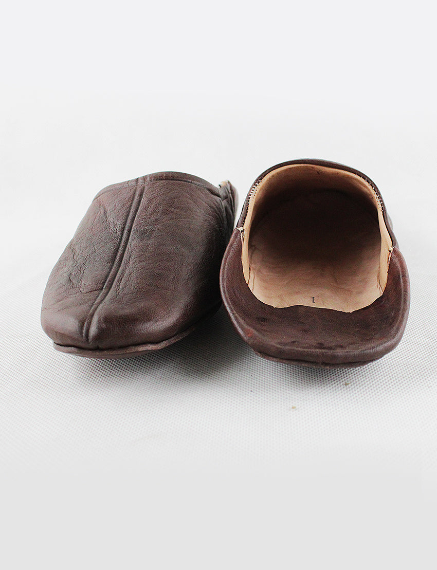 Zapatilla de cuero marrón casera