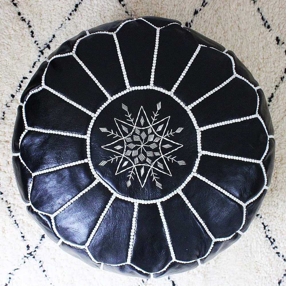 Puf de cuero bordado negro Marrakech