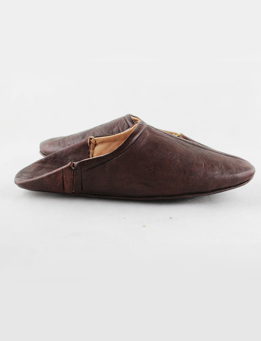 Zapatilla de cuero marrón casera