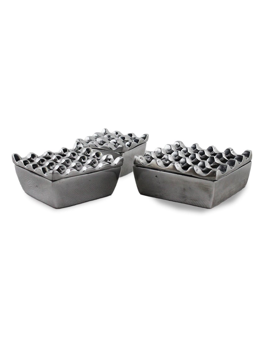 Juego de 3 ceniceros cuadrados de aluminio martillado.