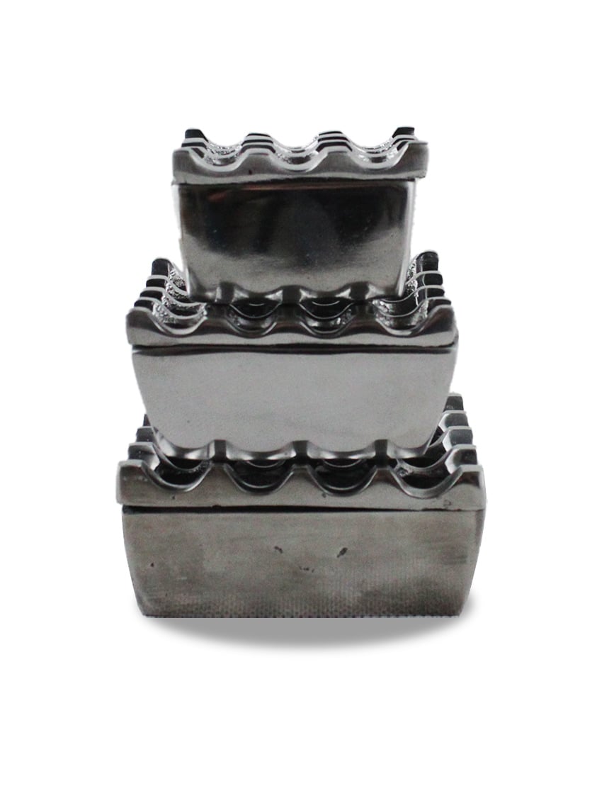 Juego de 3 ceniceros cuadrados de aluminio martillado.