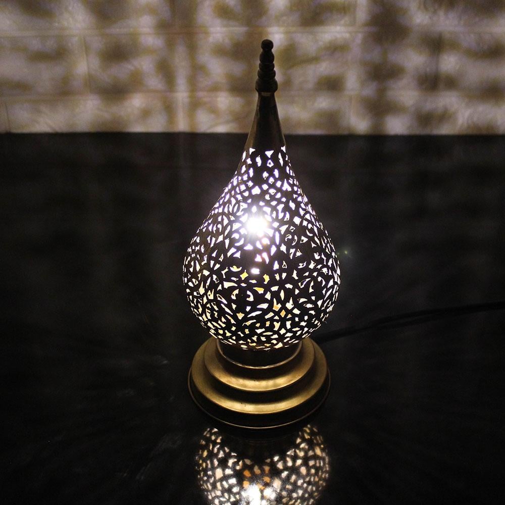 Lámpara eléctrica de cobre tradicional.