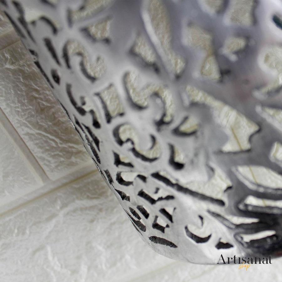 Aplique de aluminio cincelado
