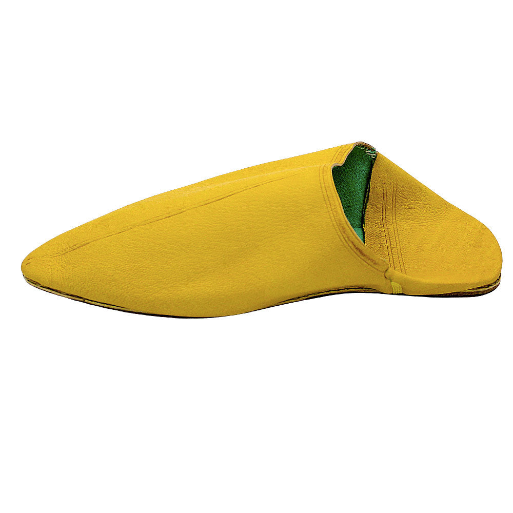 Zapatilla clásica de piel amarilla.
