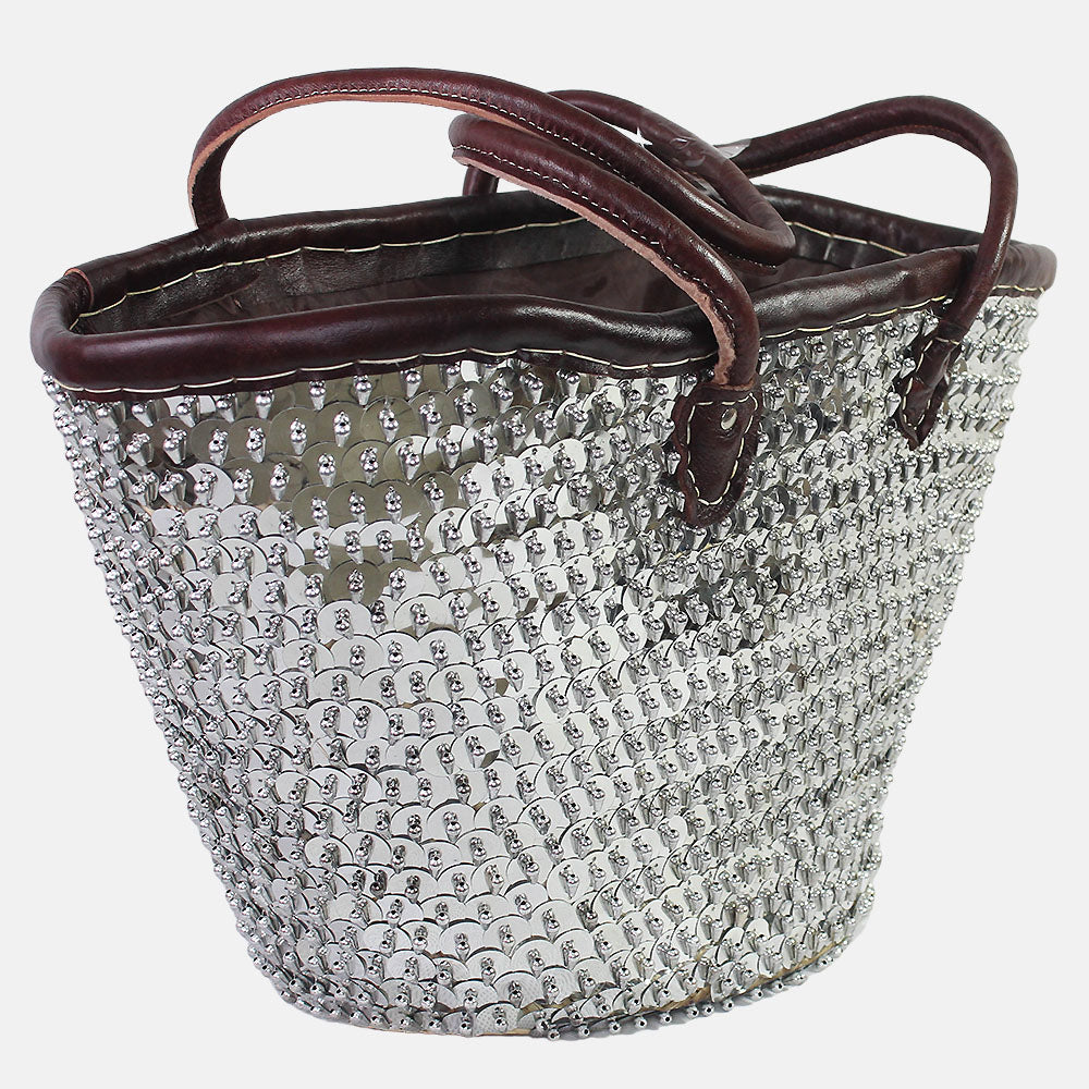 Cesta de mimbre con purpurina plateada.