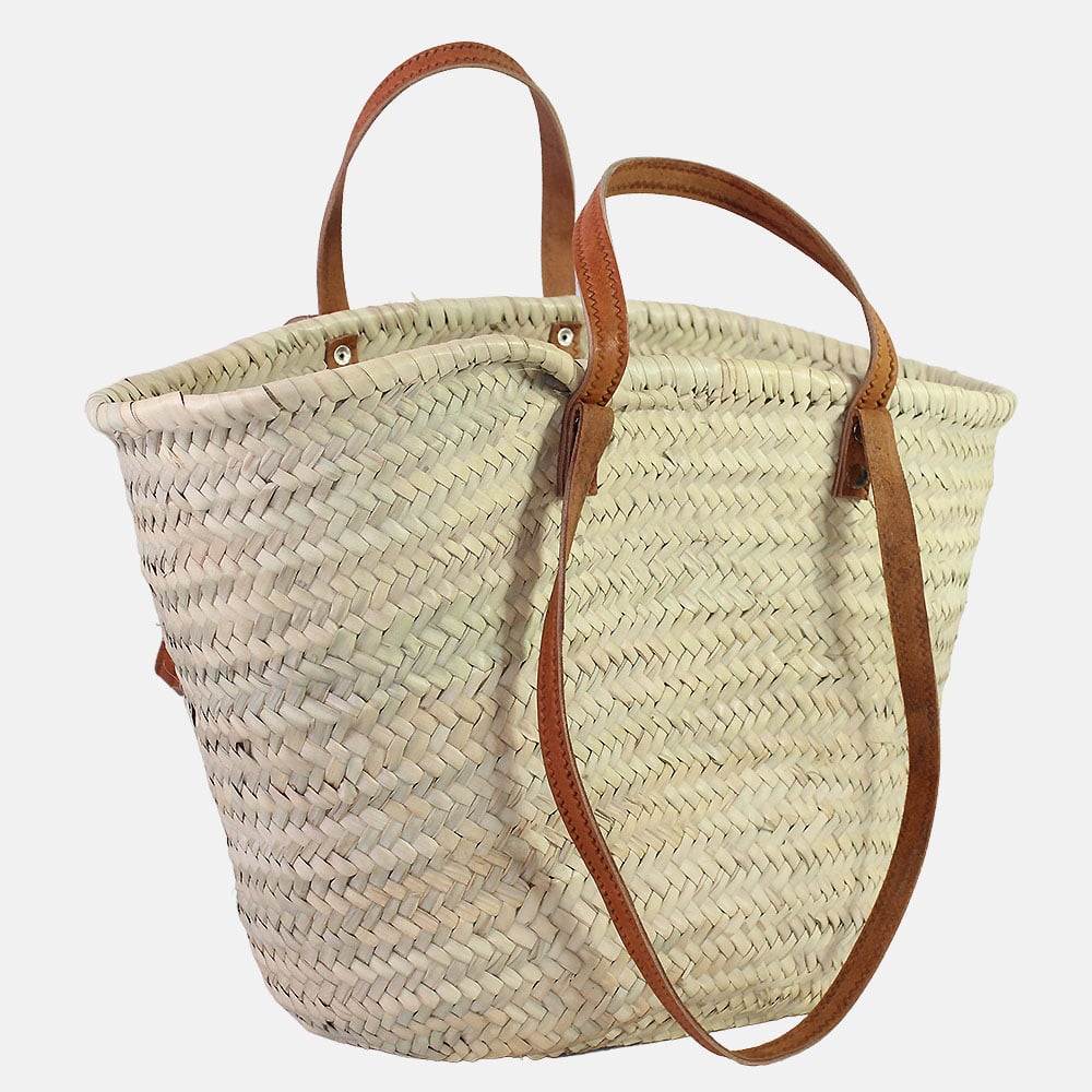 Cesta de mimbre con asas dobles de cuero.