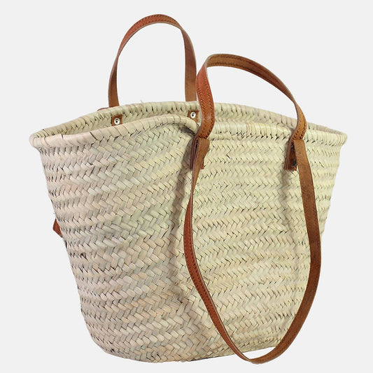 Cesta de mimbre con asas dobles de cuero.