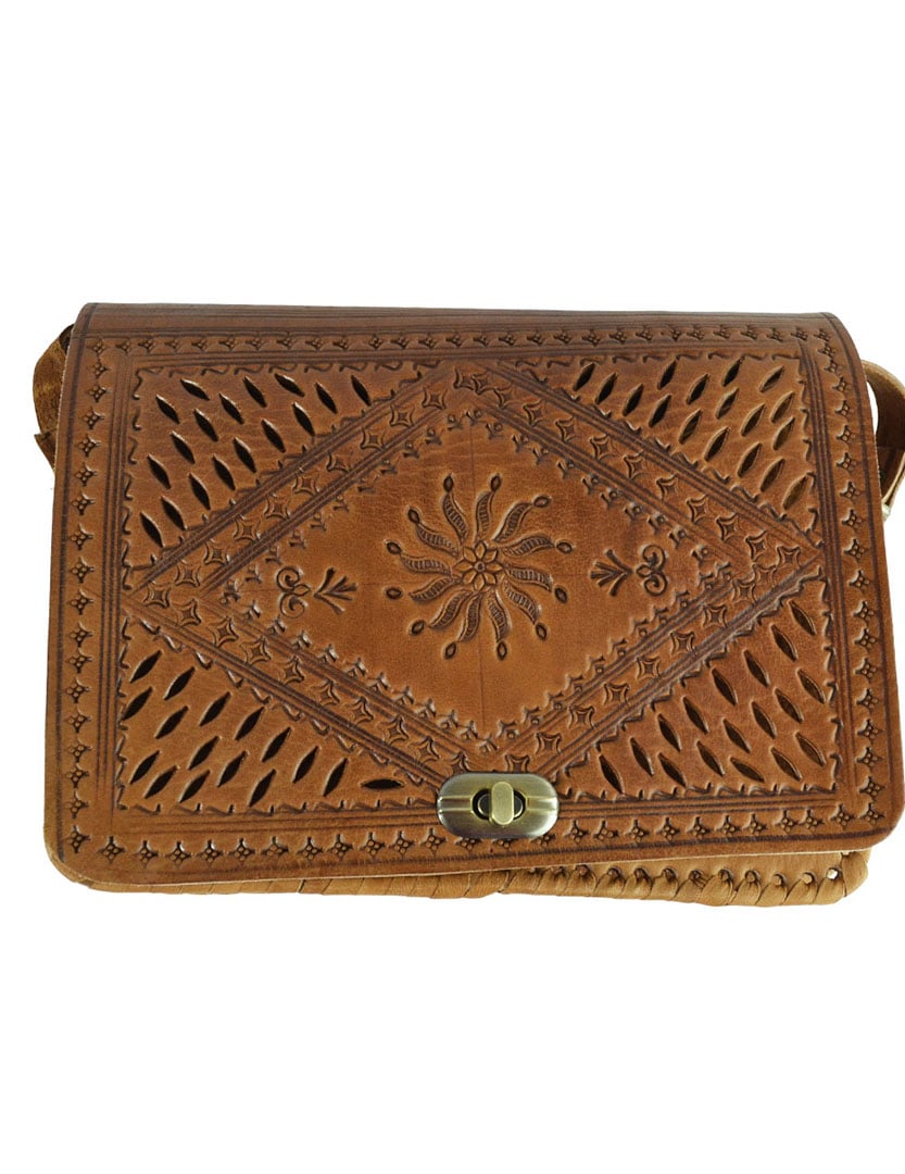 Bolso bandolera de piel con motivos perforados