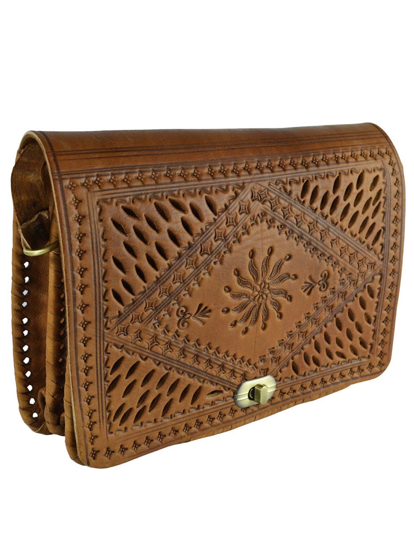 Bolso bandolera de piel con motivos perforados