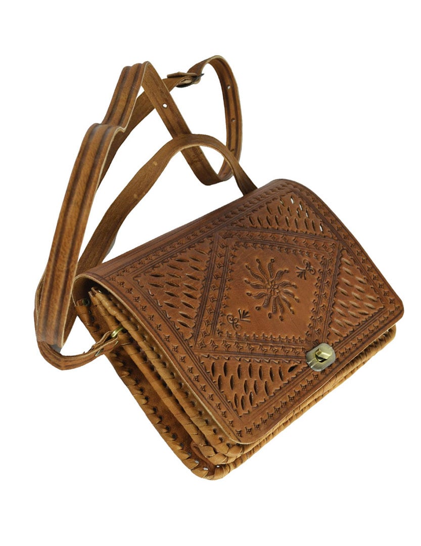 Bolso bandolera de piel con motivos perforados