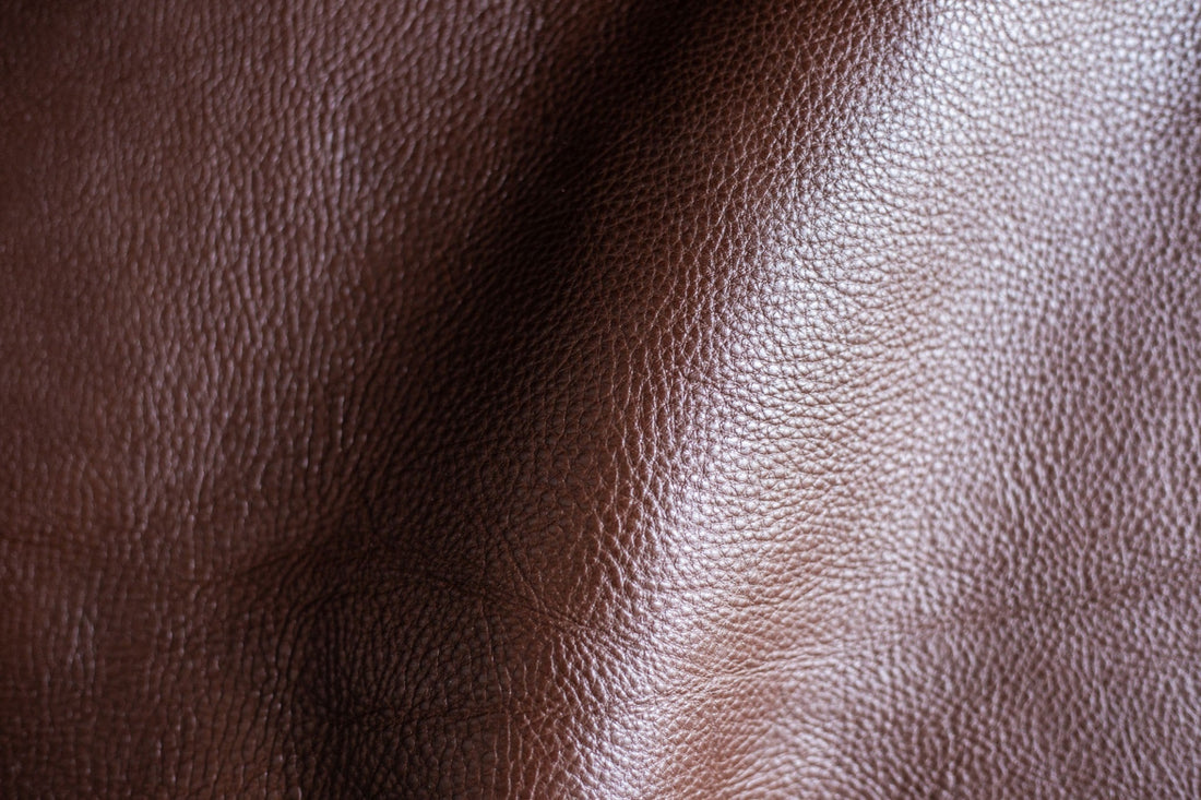 Le grain naturel et les pores visibles du cuir pleine fleur.